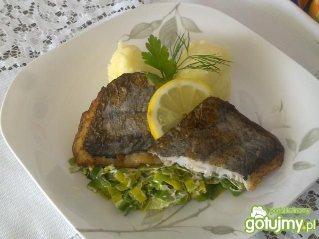 Miruna z duszonym porem i pure  Miruna z duszonym porem i pure