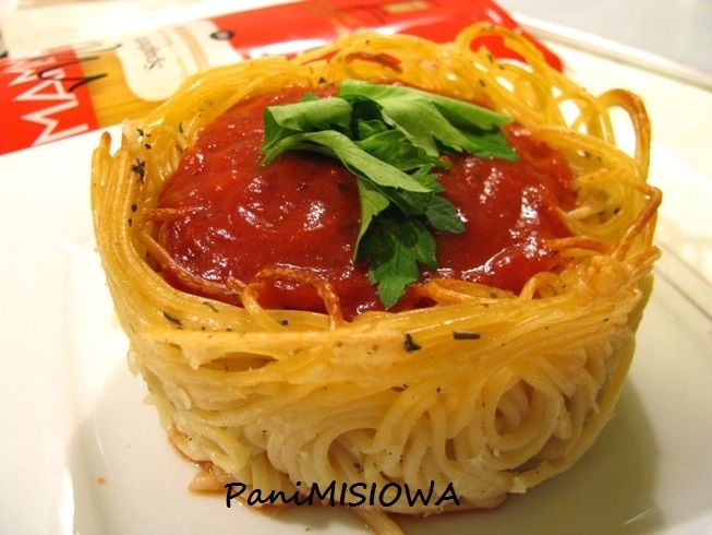 Miseczki makaronowe z sosem Napoletana