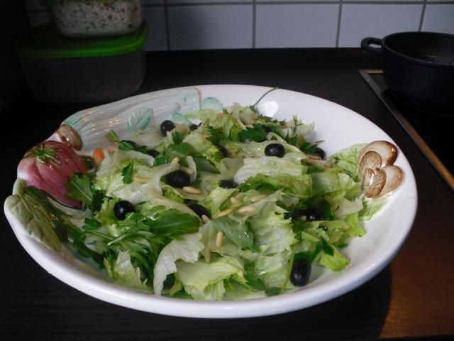 Miska roznych salat. Miska roznych salat.