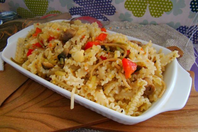 Mix makaronów z pieczarkami i papryką  Mix makaronów z pieczarkami i papryką