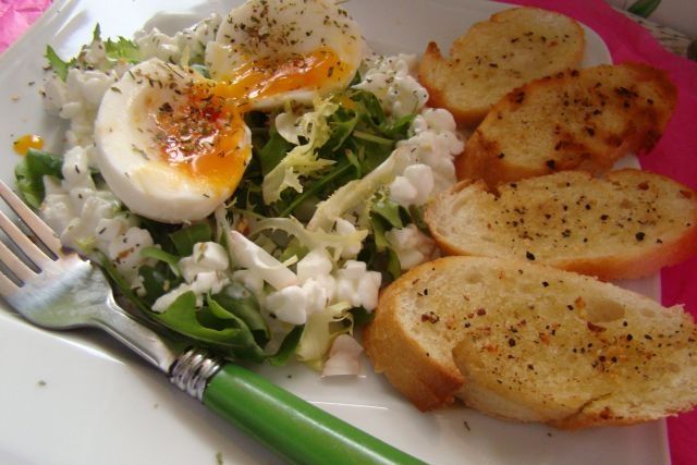 Mix sałat podany z grzankami , jajkiem i twarogiem