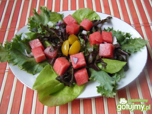Mix sałat z arbuzem i czerwoną cebulą Mix sałat z arbuzem i czerwoną cebulą