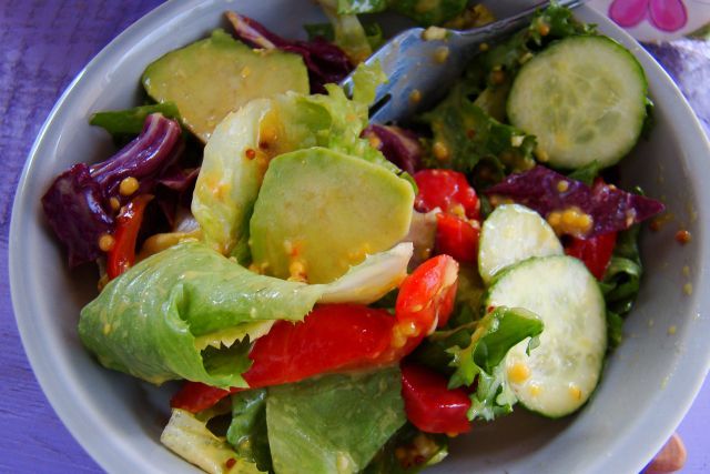 Mix sałat z awokado i ogórkiem