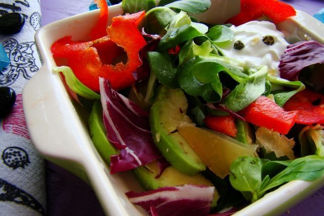 Mix sałat z awokado i parmezanem  Mix sałat z awokado i parmezanem