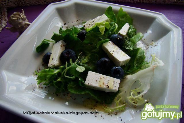 Mix sałat z fetą i borówką amerykańską 
