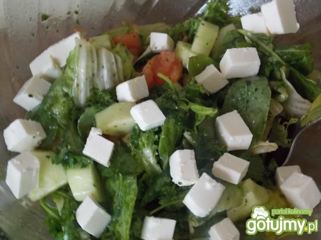 Mix sałat z fetą i warzywami.