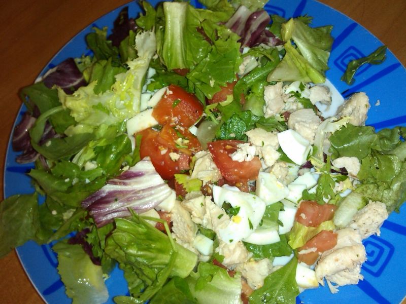 Mix sałat z gotowanym indykiem i jajkiem  Mix sałat z gotowanym indykiem i jajkiem