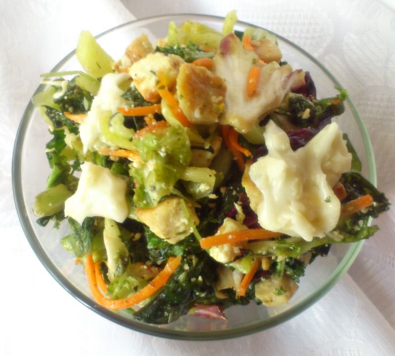 Mix sałat z kurczakiem i serem (w tym owczym) Di