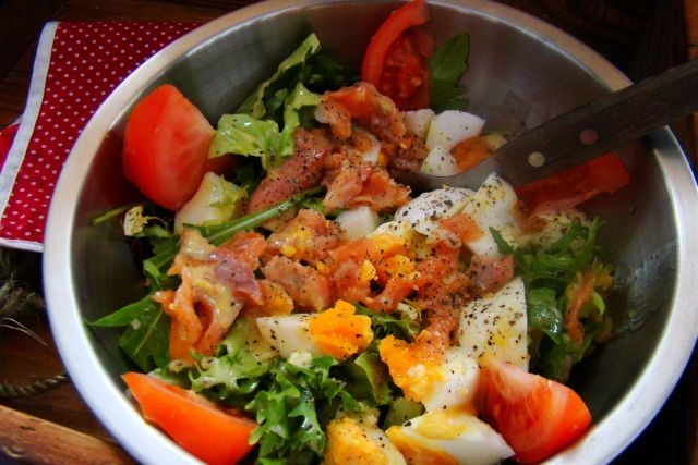 Mix sałat z łososiem i jajkiem  Mix sałat z łososiem i jajkiem