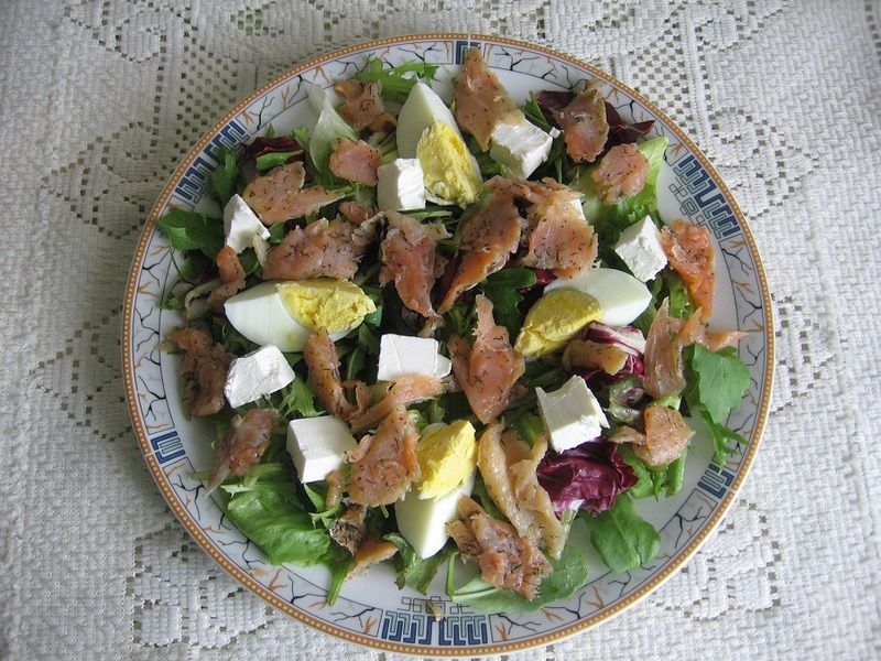 Mix sałat z łososiem, jajkiem i fetą Mix sałat z łososiem, jajkiem i fetą