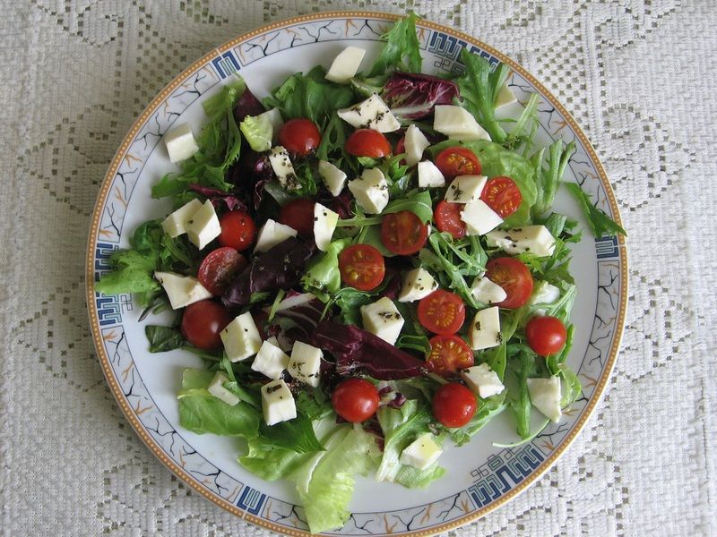 Mix sałat z mozarellą i pomidorkami koktajlowymi