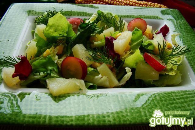 Mix sałat z owocami i sosem ziołowym
