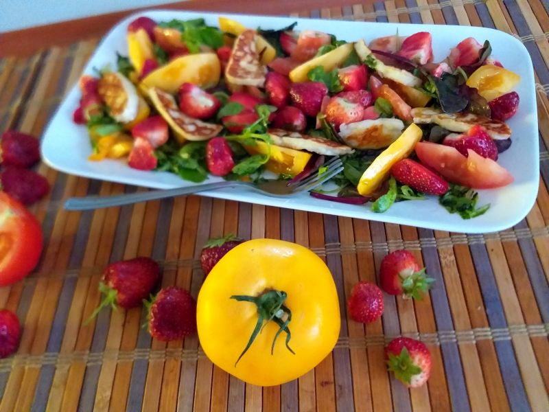 Mix sałat z owocami, serem oraz pomidorami