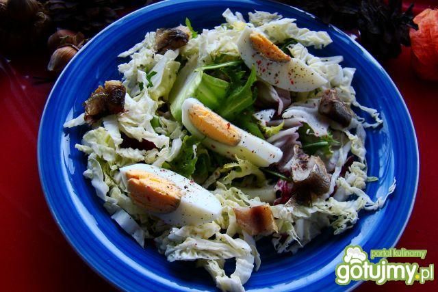 Mix sałat z pekinką i jajkiem 