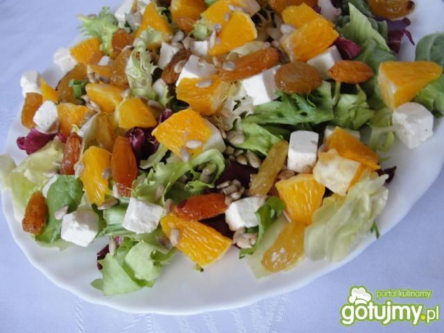 Mix sałat z pomarańczą i rodzynkami Mix sałat z pomarańczą i rodzynkami