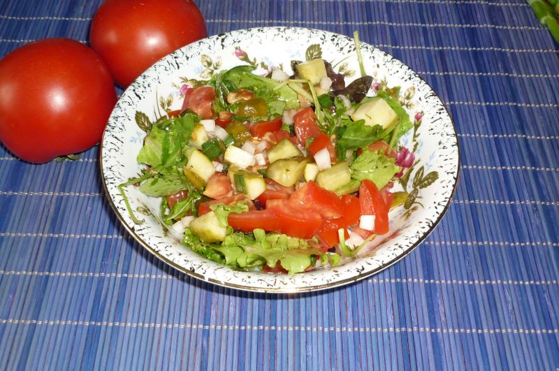 Mix sałat z pomidorem i ogórkiem małosolnym Mix sałat z pomidorem i ogórkiem małosolnym