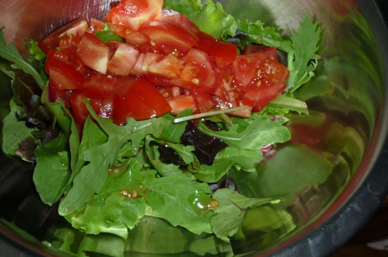 Mix sałat z pomidorem i ogórkiem małosolnym