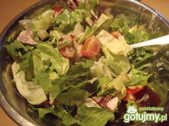 Mix sałat z pomidorkami i cukinią.