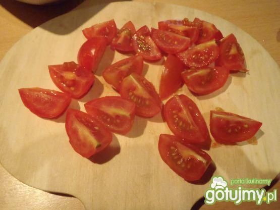 Mix sałat z pomidorkami i cukinią.