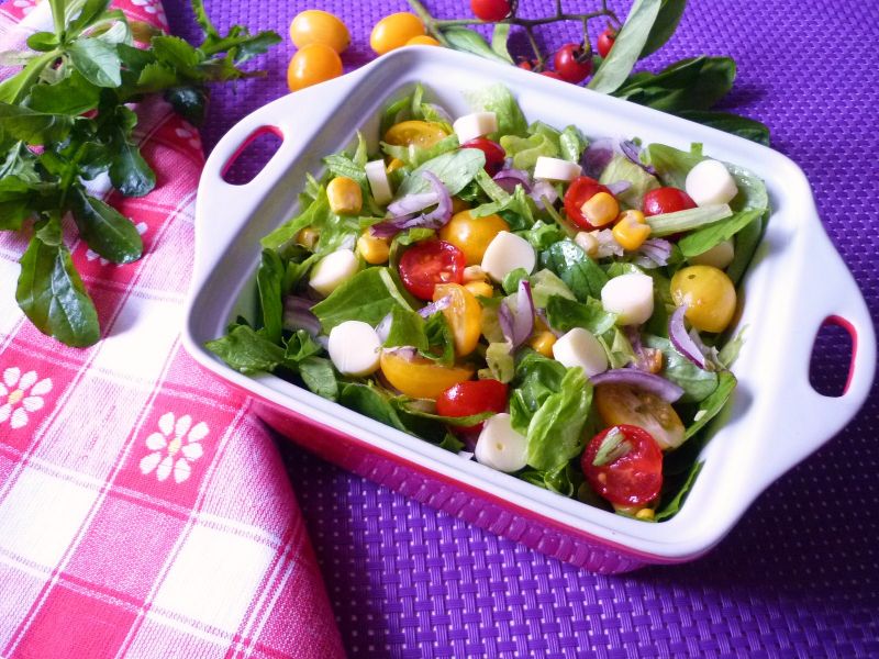 Mix sałat z pomidorkami i serem Mix sałat z pomidorkami i serem