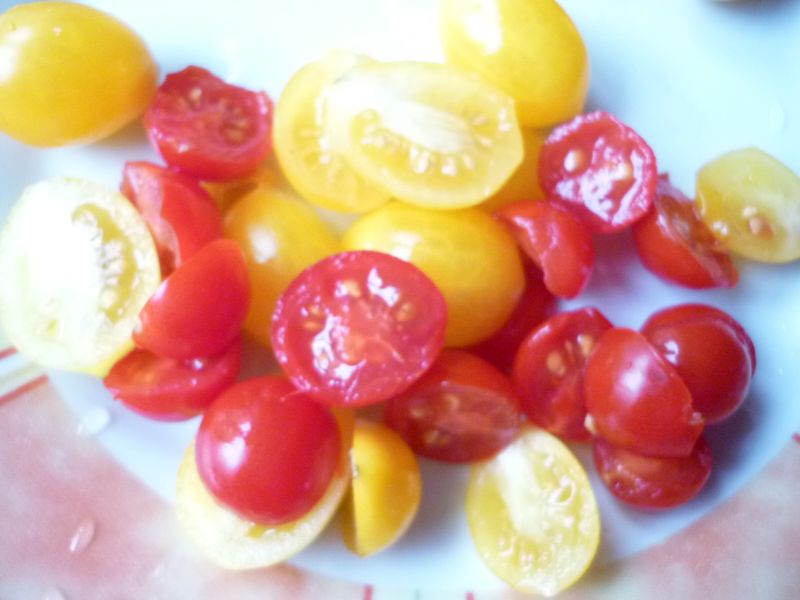 Mix sałat z pomidorkami i serem