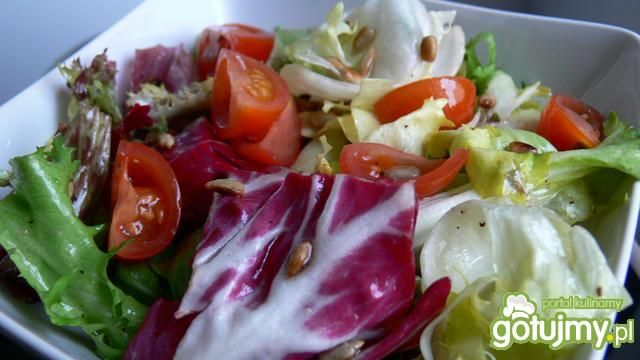 Mix sałat z pomidorkami koktajlowymi Mix sałat z pomidorkami koktajlowymi
