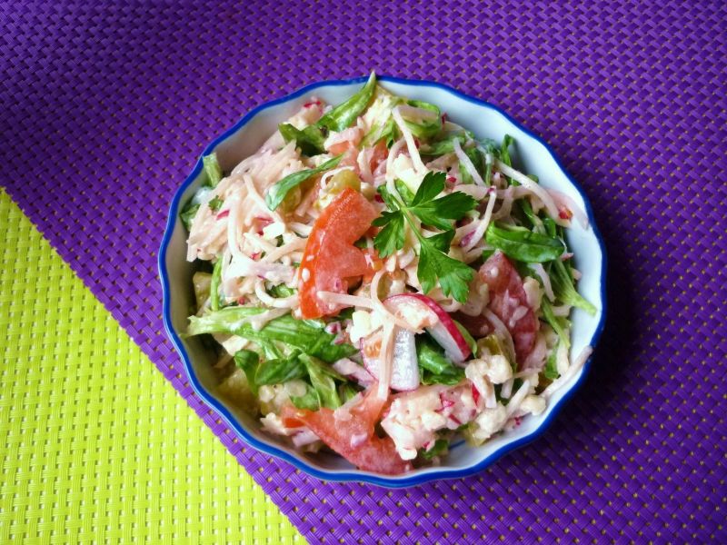 Mix sałat z rzodkiewką i pomidorami