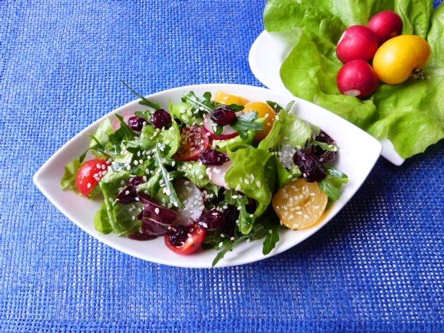 Mix sałat z rzodkiewką i żurawiną