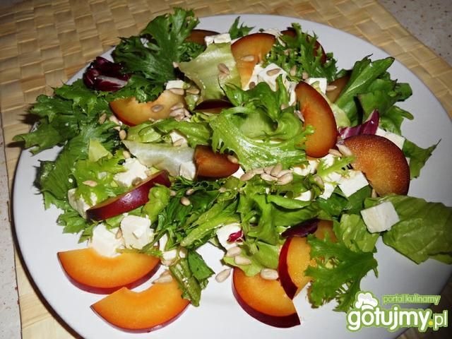 Mix sałat z serem i śliwkami Mix sałat z serem i śliwkami