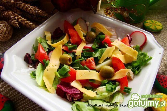 Mix sałat z serem żółtym i oliwkami  Mix sałat z serem żółtym i oliwkami