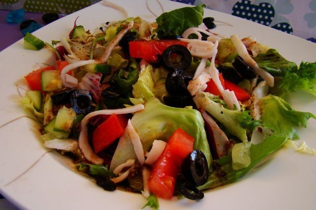 Mix sałat z sosem z octu balsamicznego  