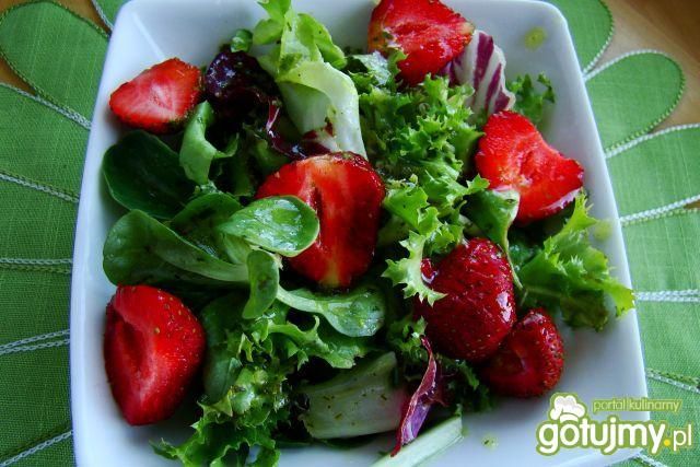 Mix sałat z truskawkami