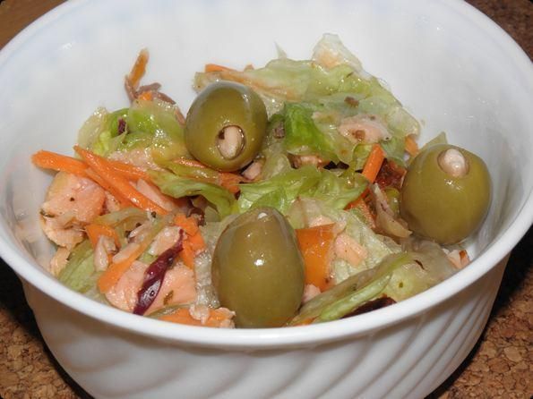 Mix sałat z wędzonym łososiem.