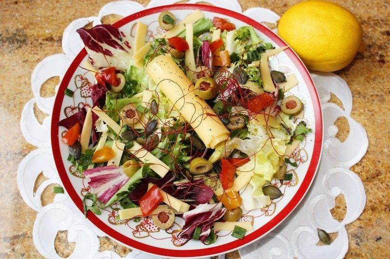 Mix sałat z żółtym serem i oliwkami