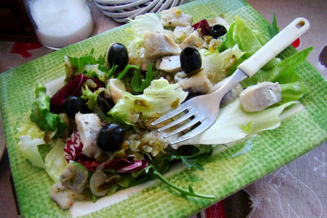 Mix sałat ze śledzikiem i sosem czosnkowym Mix sałat ze śledzikiem i sosem czosnkowym