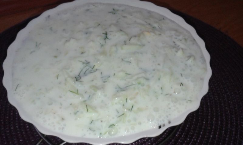 Mizeria ogórkowa z zielonym koperkiem