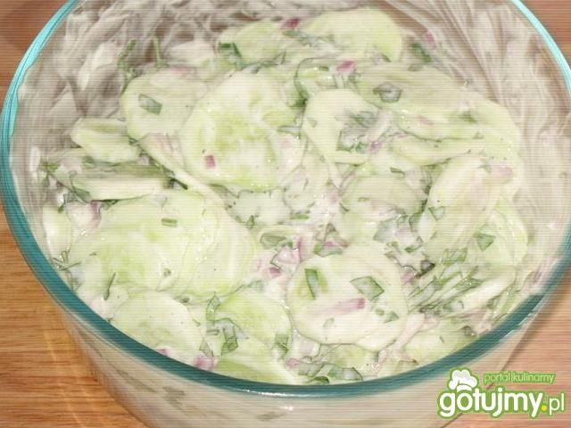 Mizeria z czerwoną cebulką i natką 