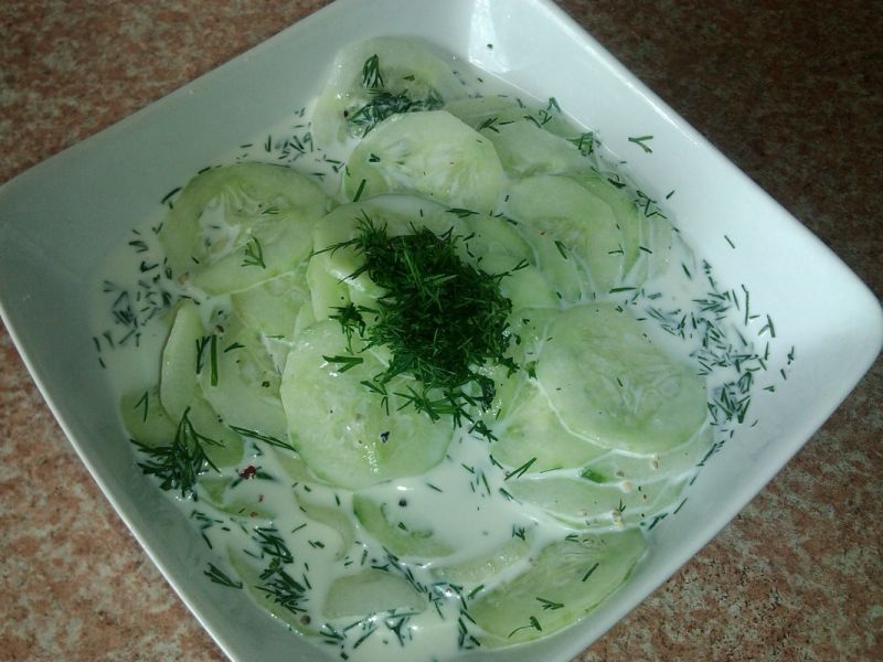 Mizeria z koperkiem i kolorowym pieprzem  Mizeria z koperkiem i kolorowym pieprzem