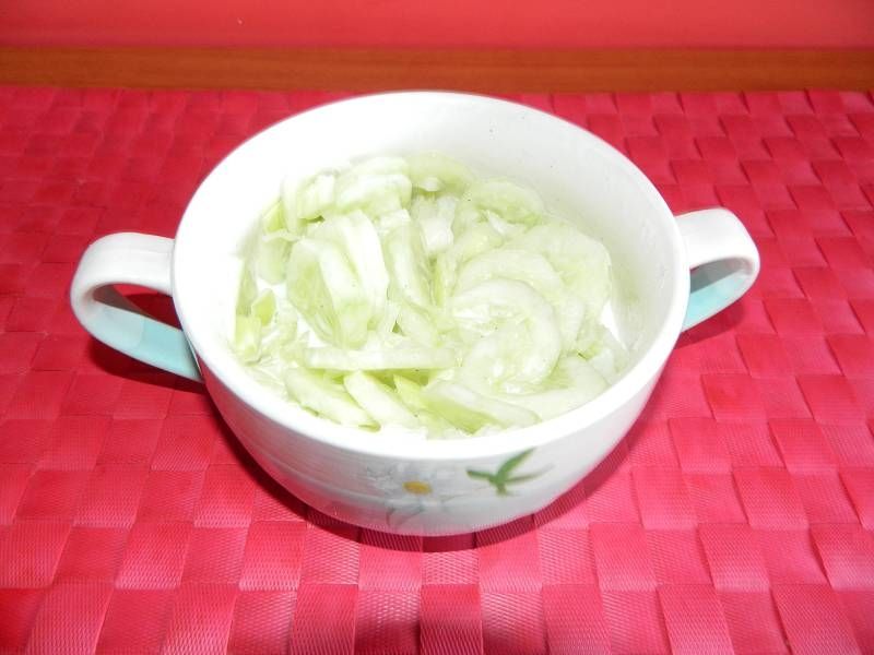  Mizeria z ogórków i cebuli