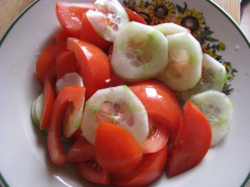 Mizeria z ogórków i pomidorów