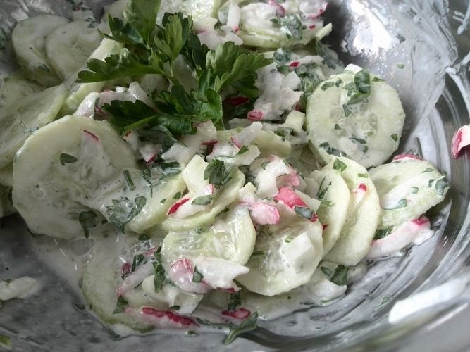 Mizeria z ogórków, rzodkiewek i natki pietruszki Mizeria z ogórków, rzodkiewek i natki pietruszki