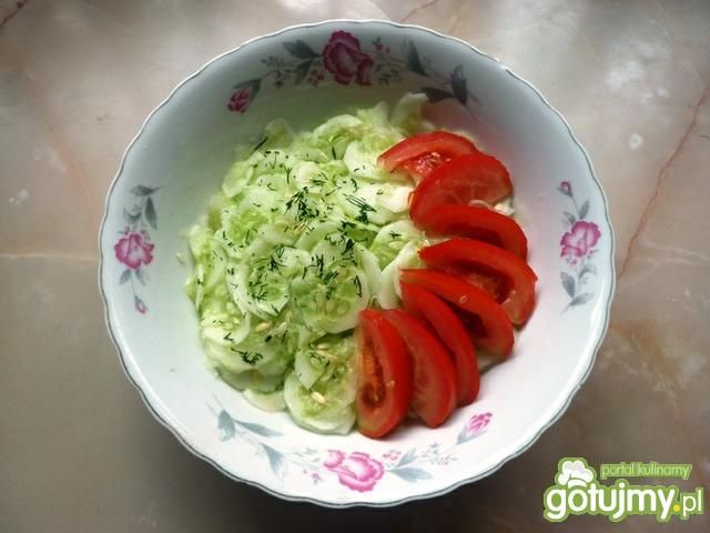 Mizeria z pomidorami i koperkiem