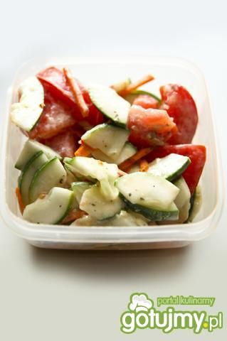 Mizeria z pomidorem i marchewką Mizeria z pomidorem i marchewką