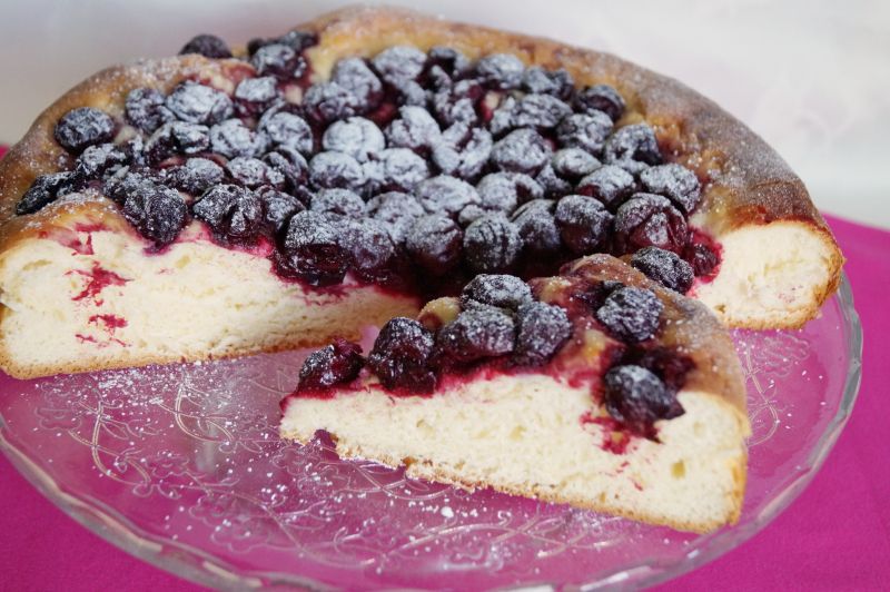 Mleczna drożdżówka z wiśniami