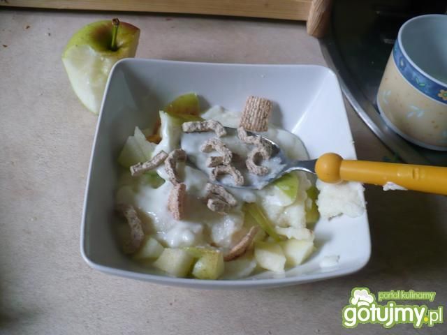 Mleczna kaszka z jabłkami