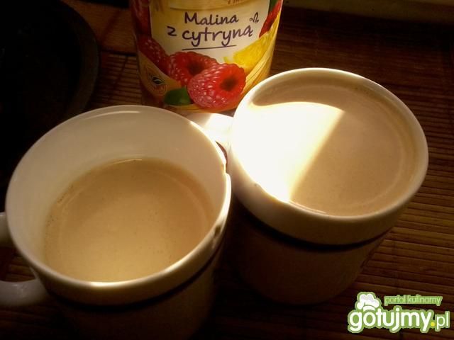 Mleczna malinowo-cytrynowa kawa Mleczna malinowo-cytrynowa kawa