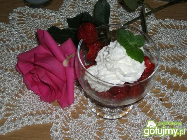 mleczna pianka na truskawkach