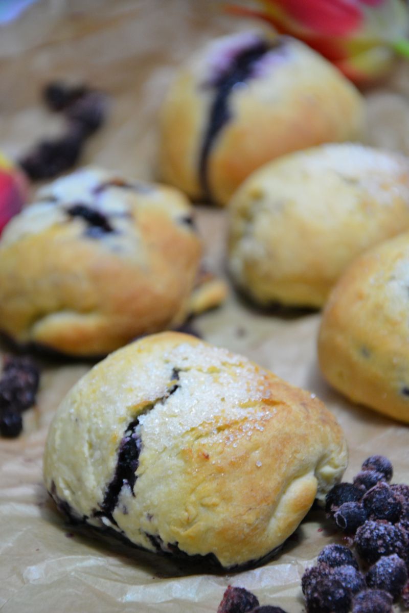 Mleczne mini bułeczki z jagodami i cukrem  Mleczne mini bułeczki z jagodami i cukrem