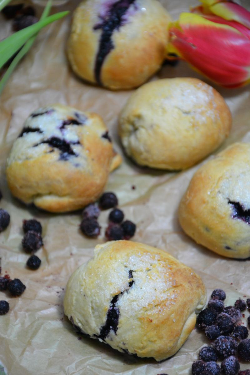 Mleczne mini bułeczki z jagodami i cukrem  Mleczne mini bułeczki z jagodami i cukrem