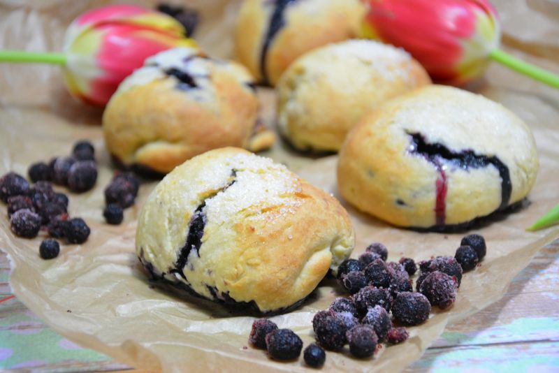 Mleczne mini bułeczki z jagodami i cukrem  Mleczne mini bułeczki z jagodami i cukrem